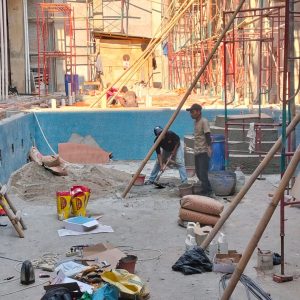 Proses konstruksi kolam renang baru